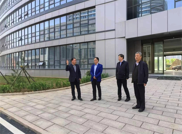 領(lǐng)導一行參觀(guān)“勁牛生物園區”