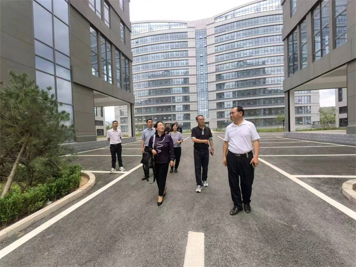 勁牛集團董事長(cháng)張子毅介紹了公司生物園區內辦公、研發(fā)、科研、生產(chǎn)及流水線(xiàn)等基本情況，特別介紹了公司業(yè)務(wù)范圍、技術(shù)的先進(jìn)性以及濟南高新區的優(yōu)惠政策等。