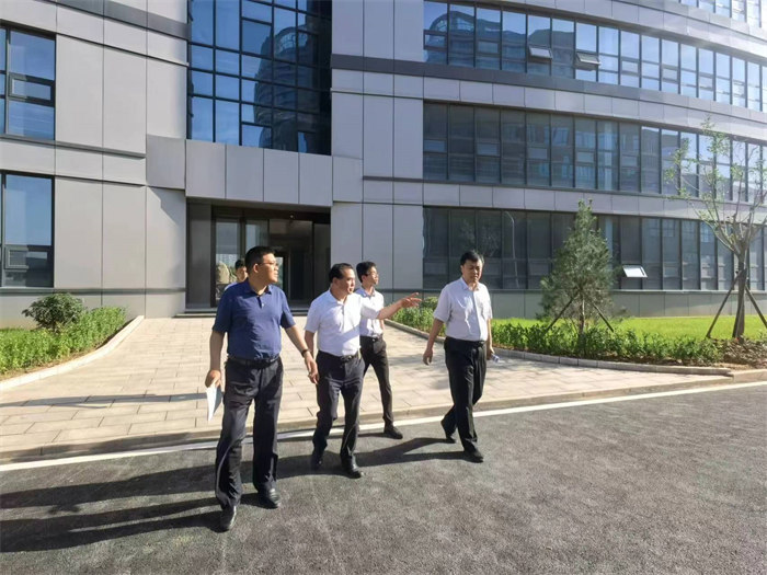 集團董事長(cháng)張子毅對勁牛生物園進(jìn)行介紹