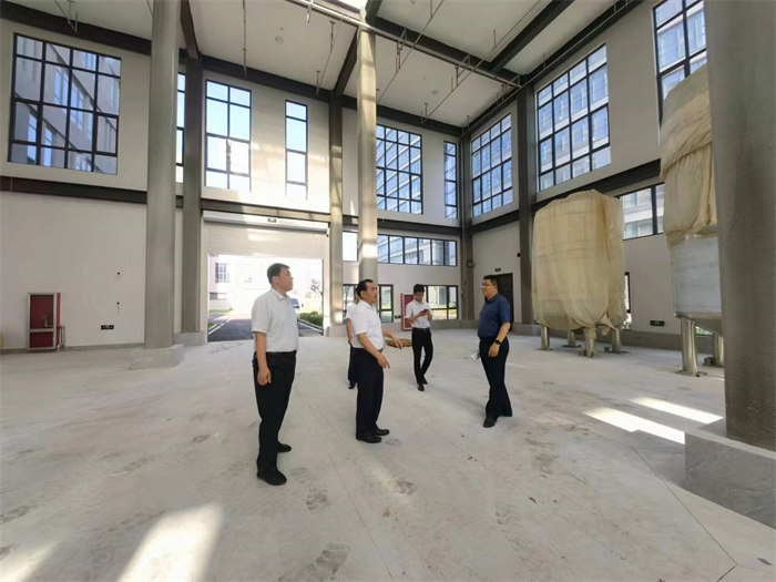 領(lǐng)導參觀(guān)勁牛生物園液體菌液生產(chǎn)流水車(chē)間